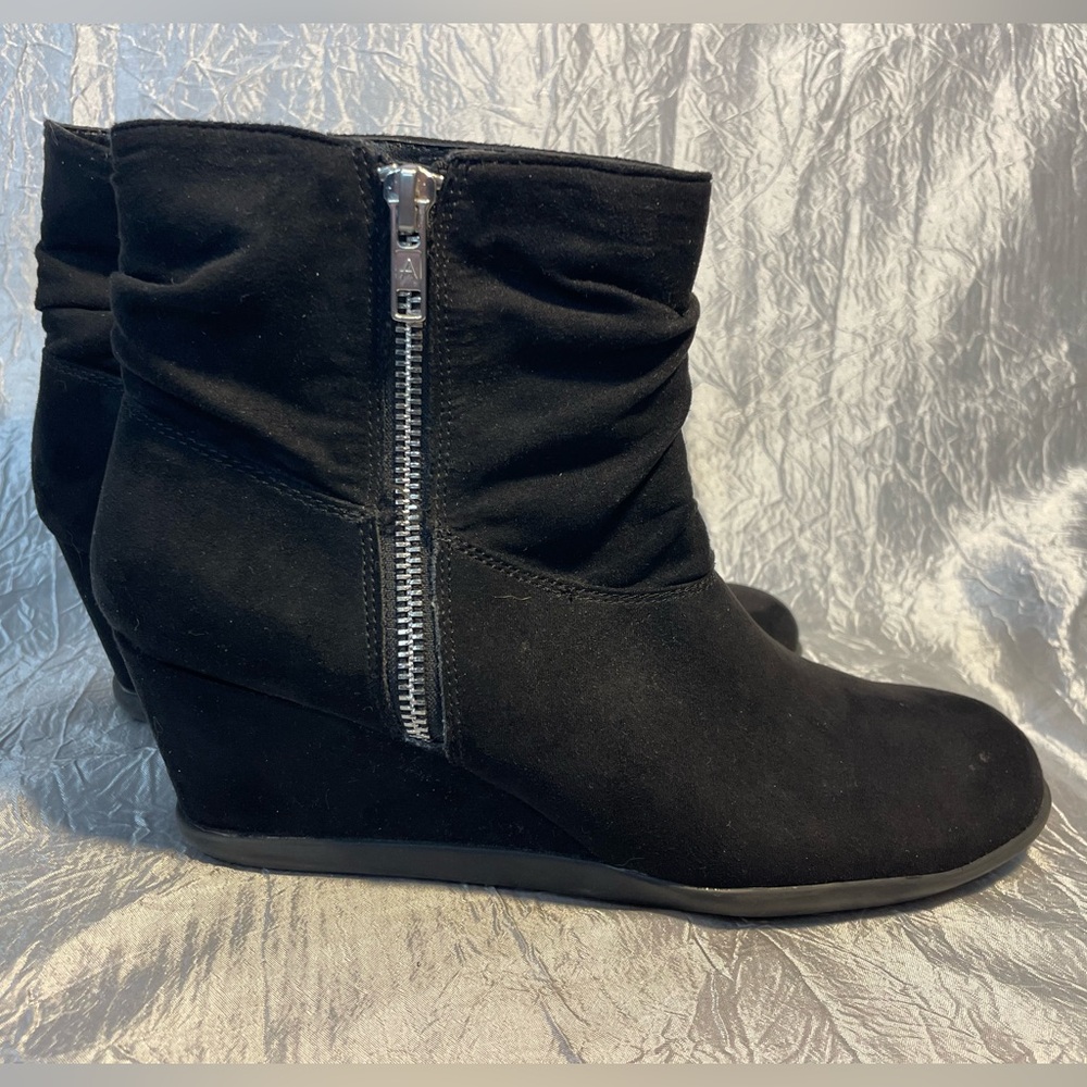 Aerosoles Misfit black scrunchy suede wedge ankle booties with side zipper